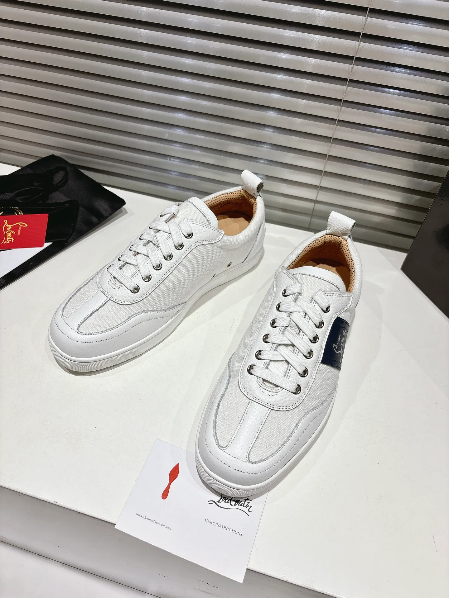 👟👟Ex-factory price 700👟👟 ╔Low top logo sports shoes╗ ·Top version customization·2025𝐬𝐬 𝑪𝒉𝒓𝒊𝒔𝒕𝒊𝒂𝒏 𝑳𝒐𝒖𝒃𝒐𝒖𝒕𝒊𝒏 Retero flat sneakers are smooth and crafted in white grained calfskin and canvas. It is decorated with a stylish side strap with the iconic Maison Christian Louboutin logo, contrasting with Cuoio brown leather for an effortlessly stylish look. This modern sneaker combines a retro '70s look with modern sophistication, featuring a flexible construction. ▪️No matter the last type, fabric, rhinestones, nails, lining, outsole, it is as close as possible to ZP... ▪️The original sole is specially provided by the original factory ▪️The lining is imported water-dyed cowhide ▪️Private customization time is about 3-7 days —————— Size: Women's 35M-41M Men's 38M-47M